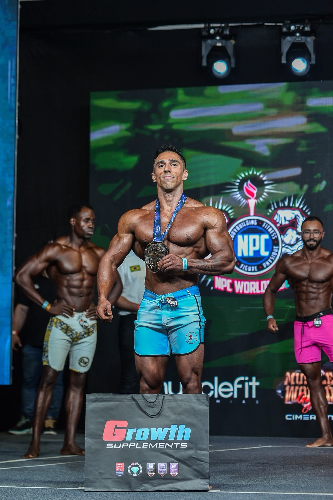 Matheus Inacio no palco — NPC Worldwide